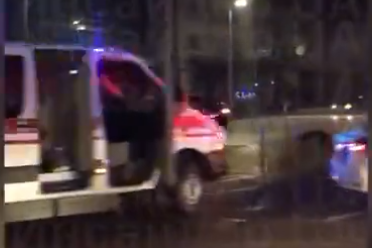 Mașina în care se afla președintele Ucrainei, Volodimir Zelenski, a fost implicată miercuri noapte într-un accident rutier/ Foto: captură video Visegrad24 - Twitter