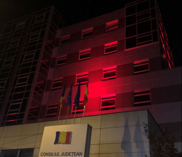 Clădirea Consiliului Județean Cluj, iluminată în culorile alb, roșu și albastru / Foto: Consiliul Județean Cluj