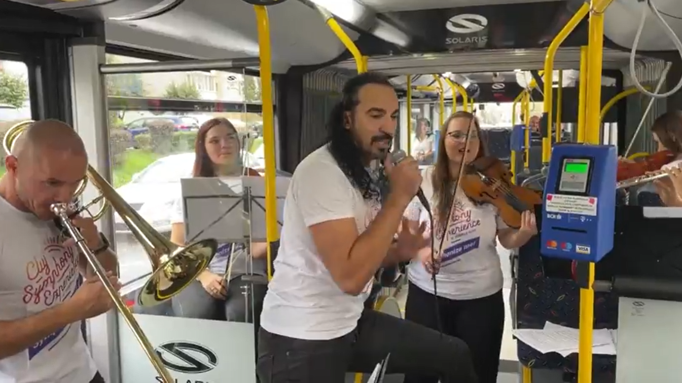 Clujenii care s-au urcat vineri, 16 septembrie, pe autobuzul 25 au avut parte de o surpriză inedită/ Foto: captură ecran video Municipiul Cluj-Napoca - Facebook