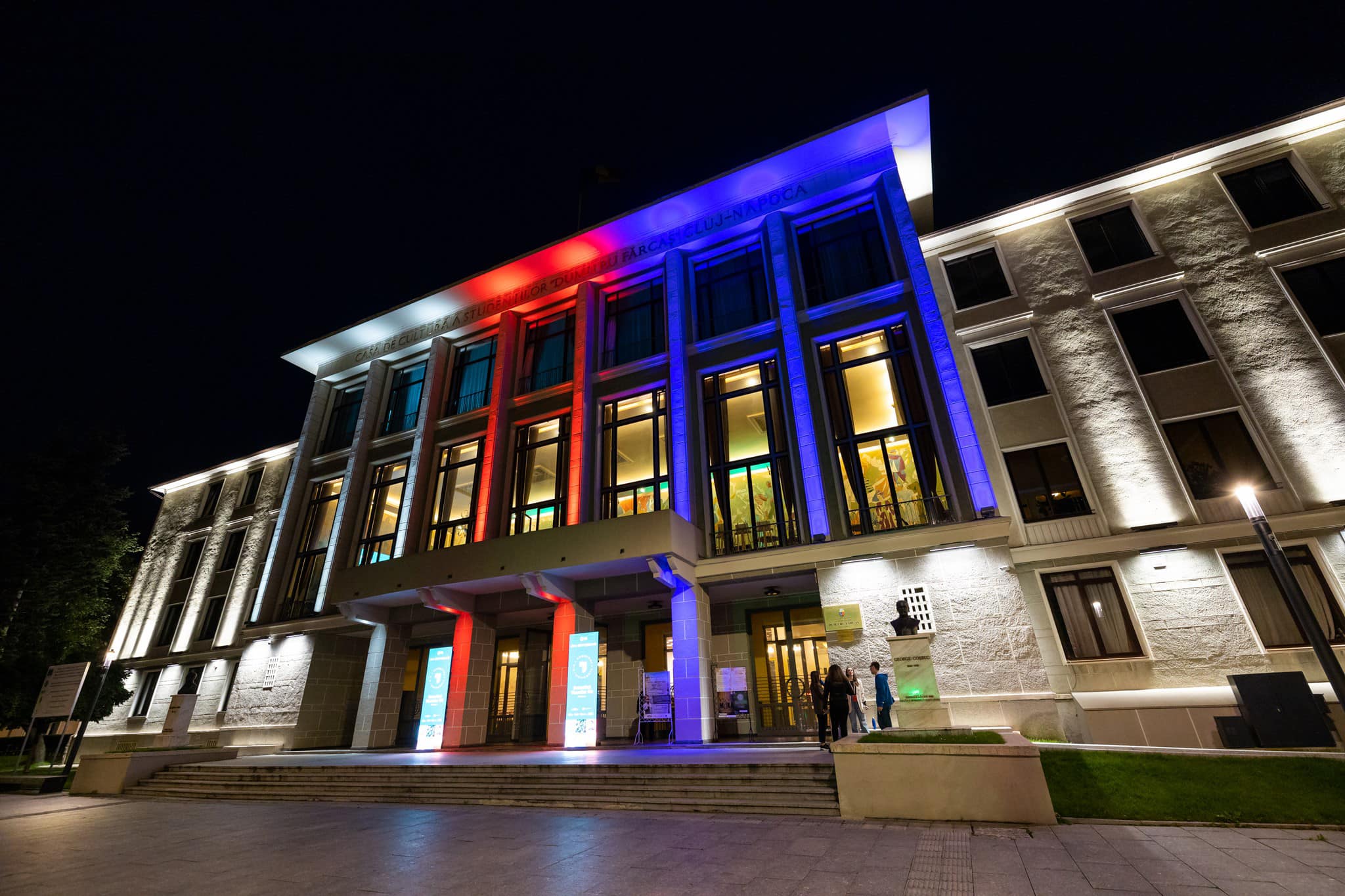 Casa de Cultură a Studenților, iluminată în culorile alb, roșu și albastru, de Ziua Mondială a Donatorului de Celule Stem - FOTO:  Radu Pădurean/ Municipiul Cluj-Napoca