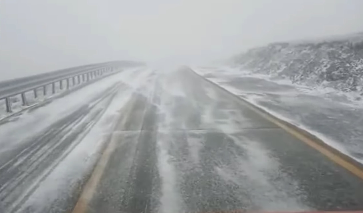 Ninge și pe Transalpina! Drumarii au împrăștiat antiderapant pe cea mai înaltă șosea din România - VIDEO