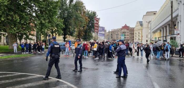 Elevii au fost evacuați, după ce la un liceu din Timișoara a fost anunțată o alarmă cu bomba / Foto: opiniatimisoarei.ro