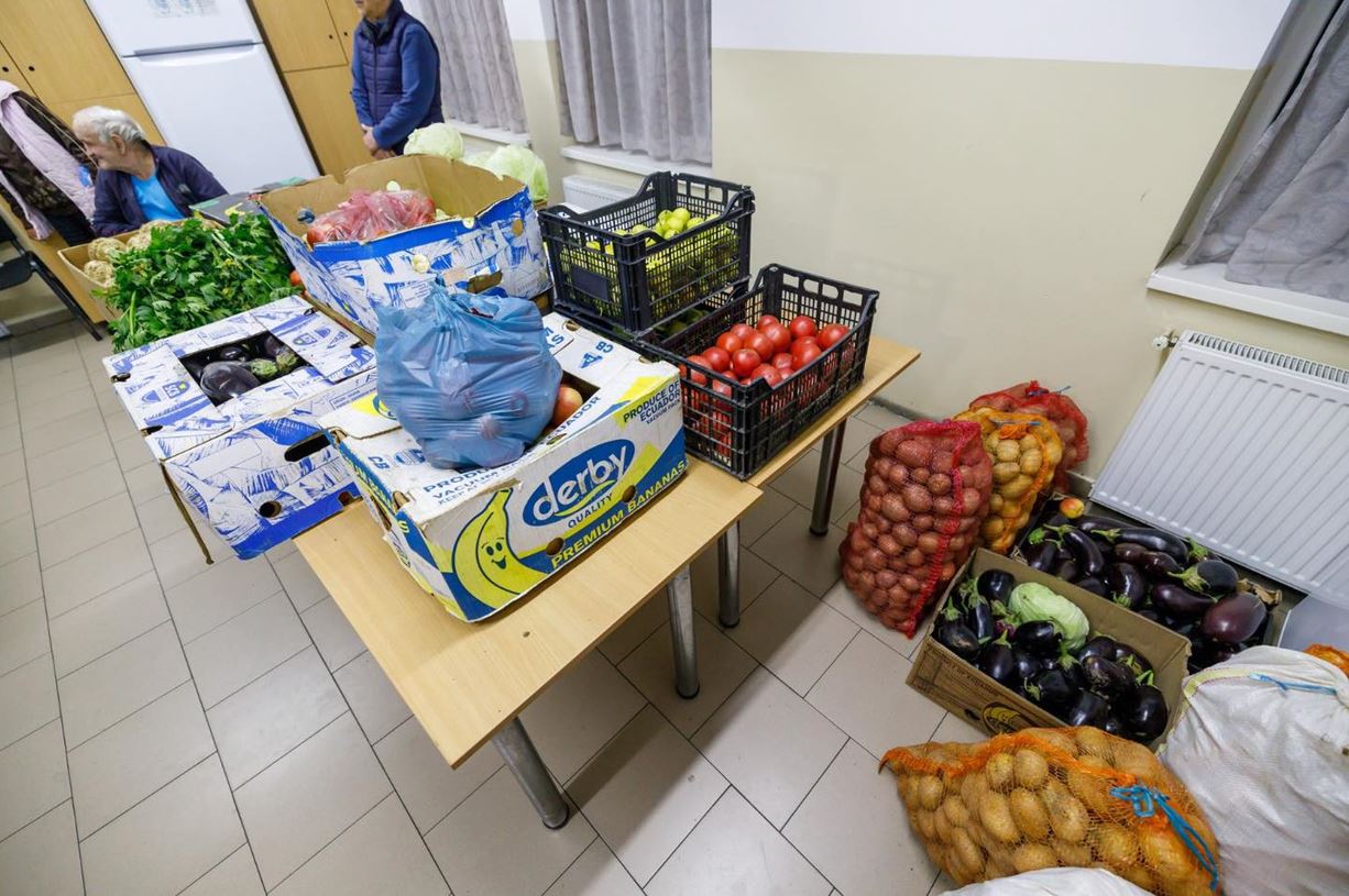 Clujenii fără adăpost au primit donații de legume și fructe de la Zilele Recoltei / Foto: Emil Boc - Facebook