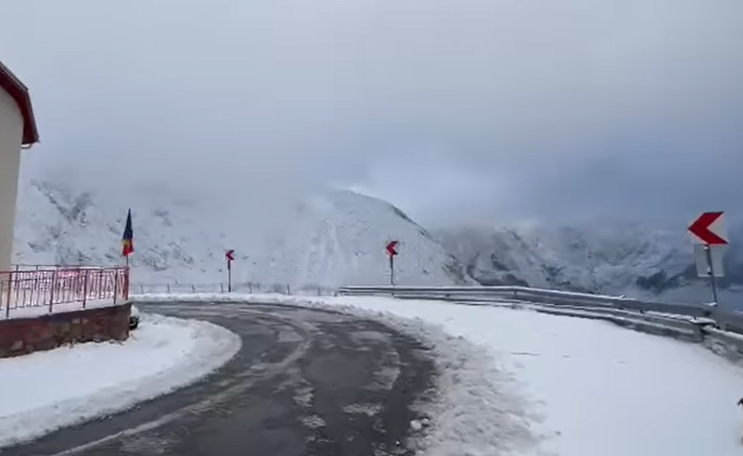Deşi ne aflăm la mijlocul lunii septembrie, pe unele drumuri s-au aşezat straturi consistente de zăpadă, iar drumarii au fost nevoiţi să intervină cu utilaje de deszăpezire/ FOTO: captură video Facebook - Salvamont Argeș