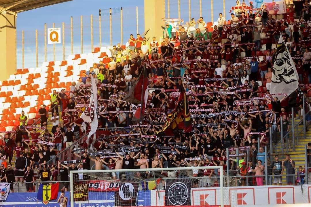 După ce suporterii echipei „U” Cluj nu au acceptat ca rivalii echipei să joace pe stadionul Cluj Arena a venit rândul suporterilor CFR să pună gaz pe foc/ FOTO: Facebook - A.I.S.C.P