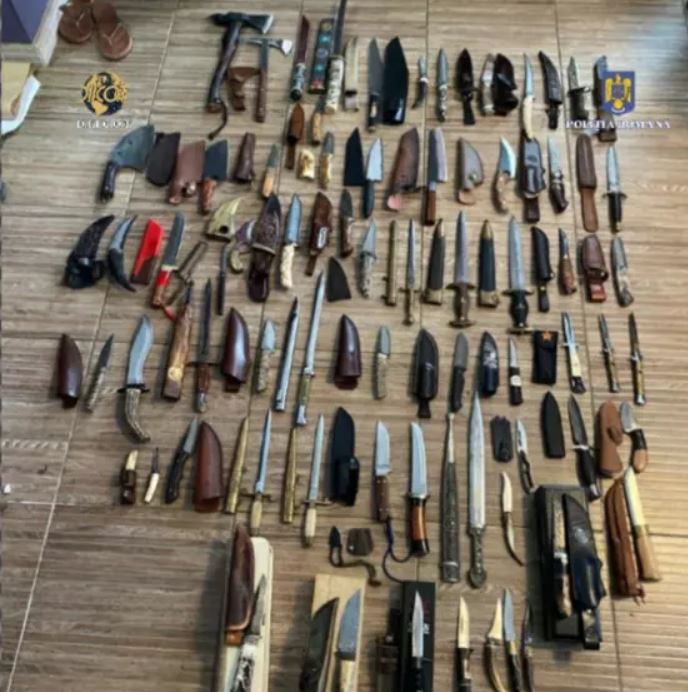 Droguri, sume mari de bani și multe arme, găsite în urma unor percheziții în Mureș! / Foto: Poliție