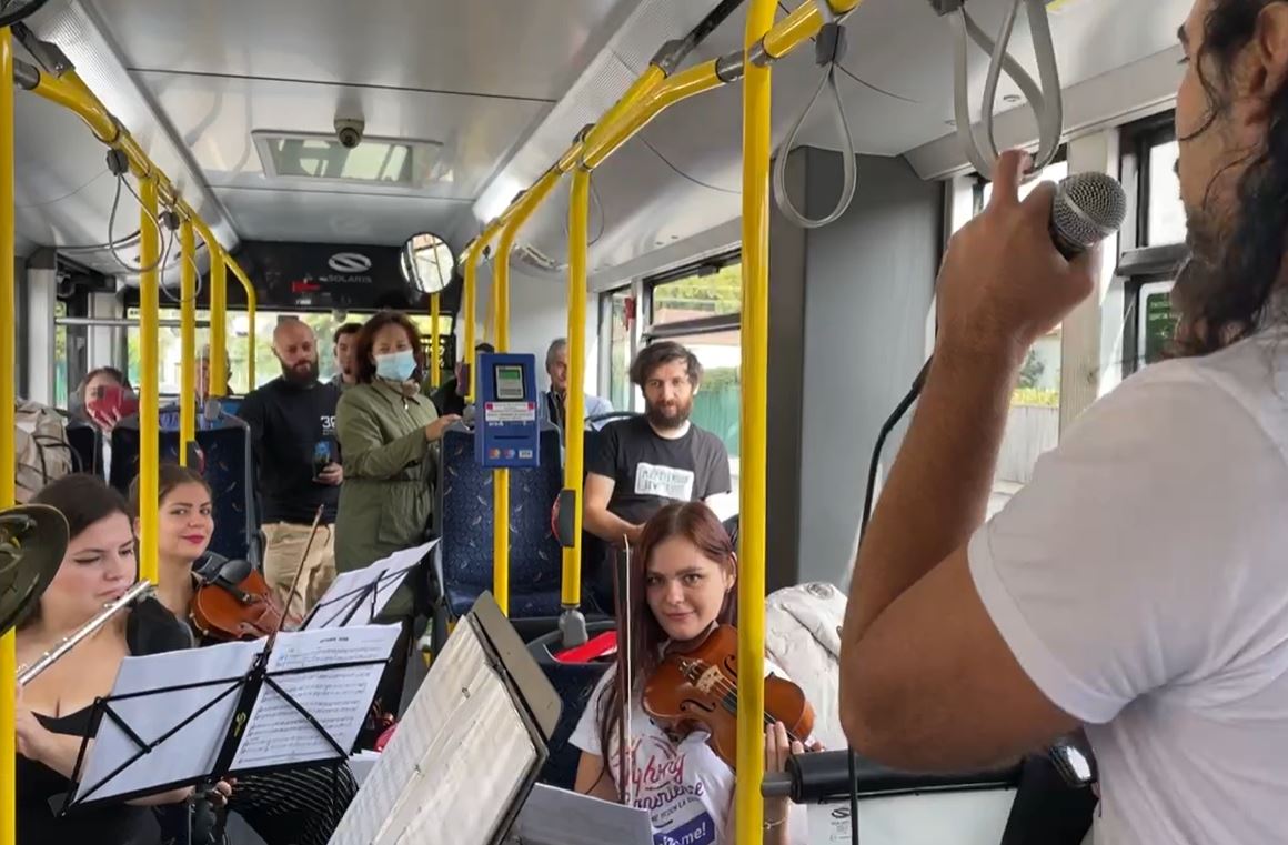 Concert surpriză într-un autobuz din Cluj-Napoca / Foto: Primăria Cluj-Napoca - Facebook captură ecran
