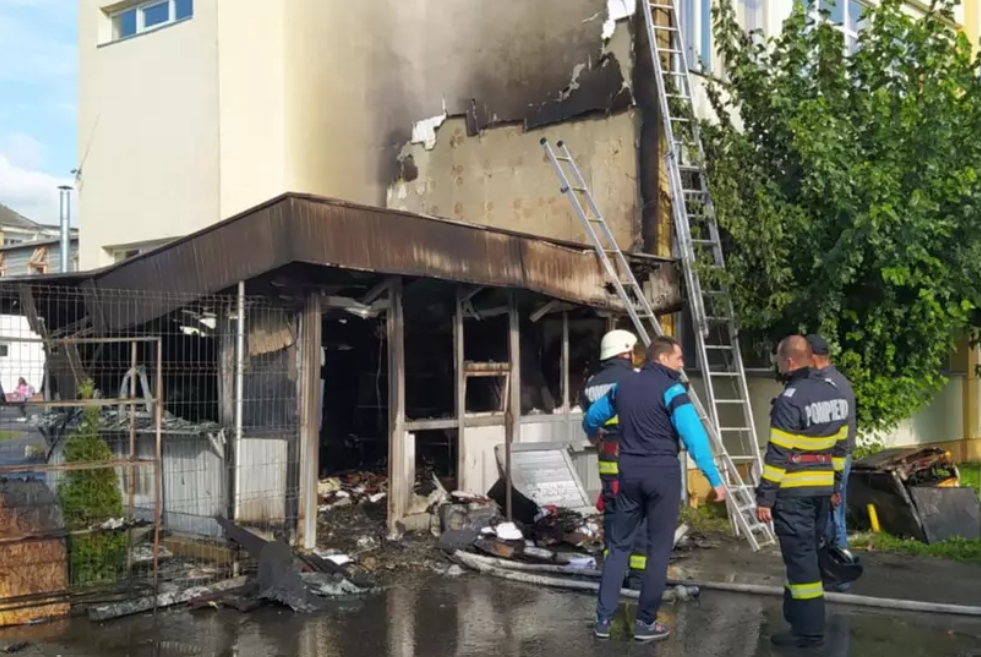 Un incendiu a izbucnit, vineri, la chioşcul din curtea unei școli din Hațeg/ Foto: libertatea.ro