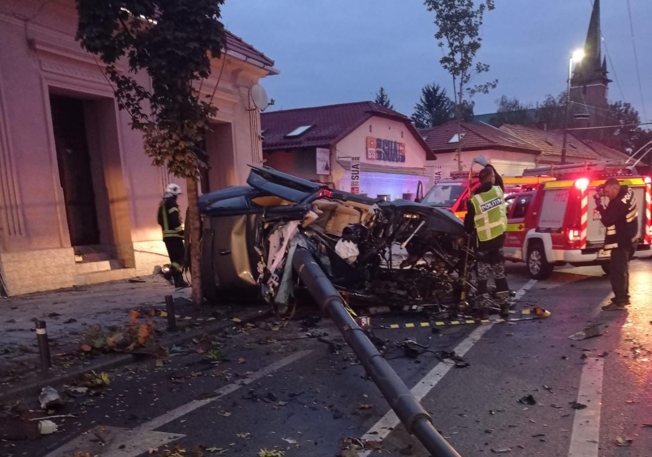 Un accident cumplit a avut loc, duminică dimineața, în centrul Clujului. Un tânăr a murit după ce a intrat cu viteză într-un stâlp/ FOTO: IPJ Cluj