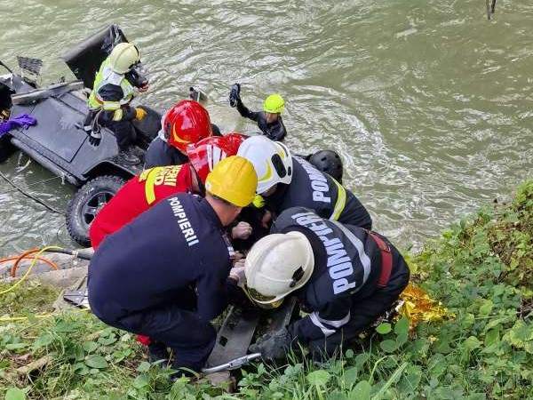 Doi bărbaţi care nu mai fuseseră văzuţi de familii de două zile au fost găsiţi, duminică, decedaţi, într-un autoturism căzut în râul Bistriţa Ardeleană/ Foto: ISU Bistrița-Năsăud