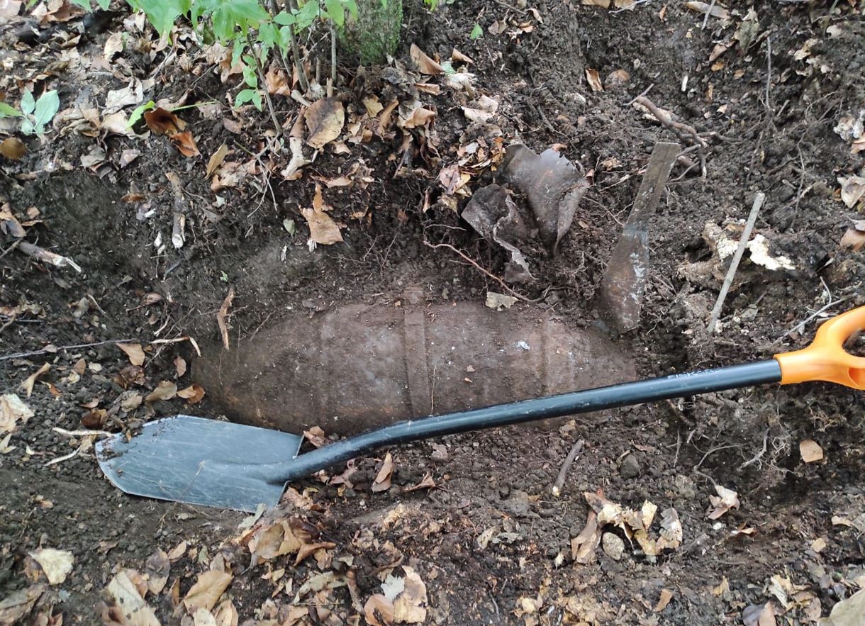 BOMBĂ de aviație de 100 kg neexplodată, găsită lângă drumul Sfântul Ioan / Foto: ISU Cluj