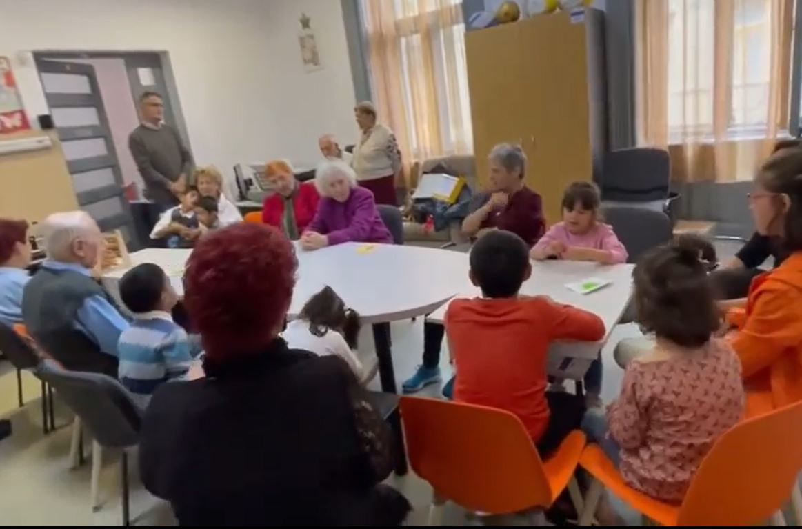 Momente emoționante! Bolnavii de Alzheimer din Cluj, ajutați de copii „să nu uite” / Foto: DGASPC Cluj