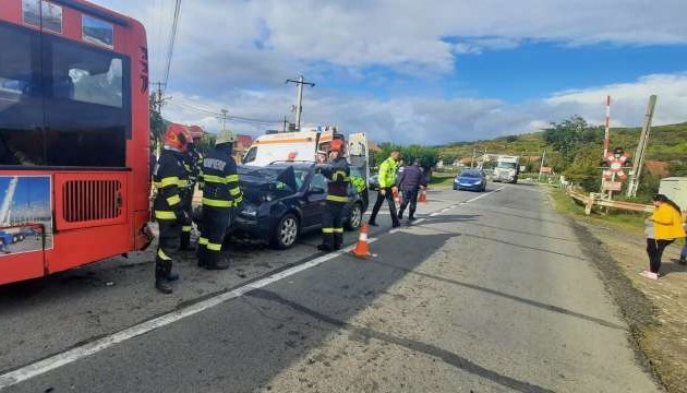 Un accident rutier a avut loc, miercuri, în localitatea Șard din Alba. În urma accidentului două persoane au fost rănite/ Foto: ISU Alba