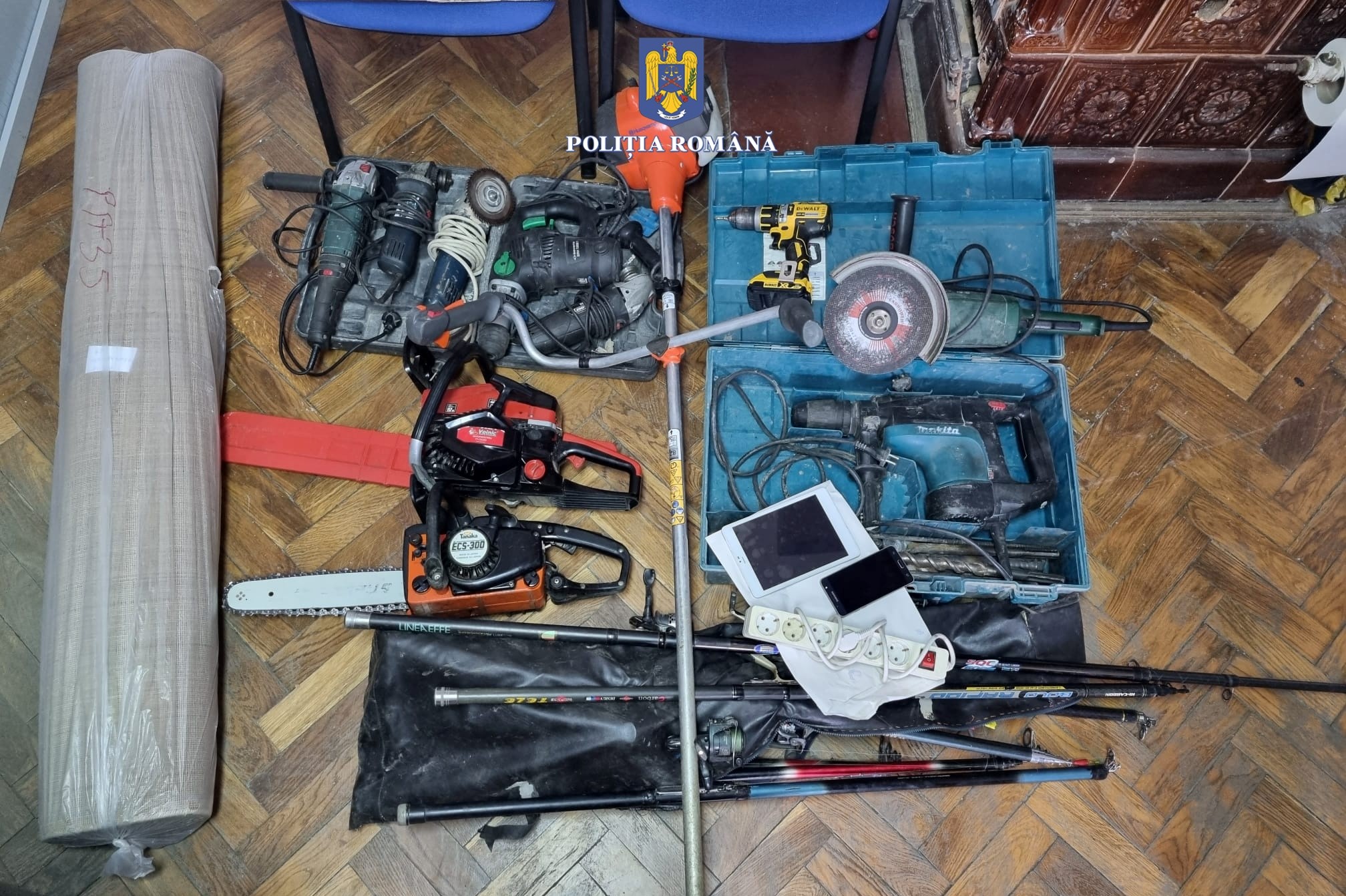 Trei minori de 14, respectiv 16 ani, au fost prinși de polițiștii clujeni după ce au furat mai multe bunuri dintr-un garaj și o casă din Florești/ Foto: IPJ Cluj