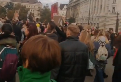 3.000 de persoane au protestat, miercuri, în fața Parlamentului din Budapesta. Protestatarii s-au adunat pentru a apăra „dreptul fundamental de a decide dacă să aibă sau nu un copil”/ Foto: captură ecran youtube Mr.Cookie