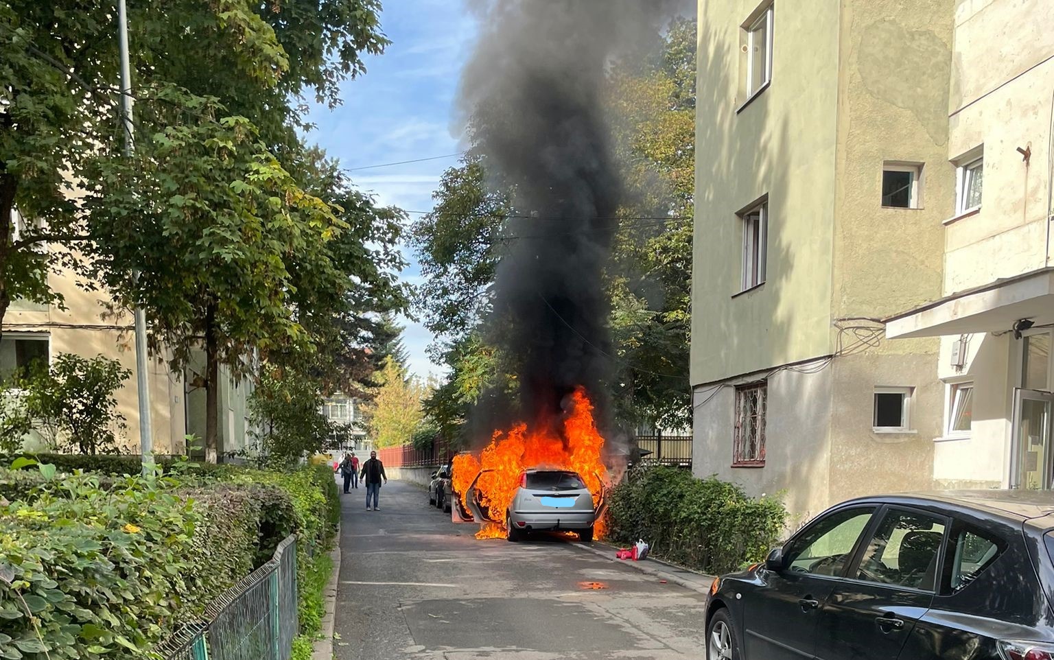 O mașină a fost cuprinsă de flăcări în această dimineață, pe strada Bușteni din municipiul Cluj-Napoca/ Foto: ISU Cluj