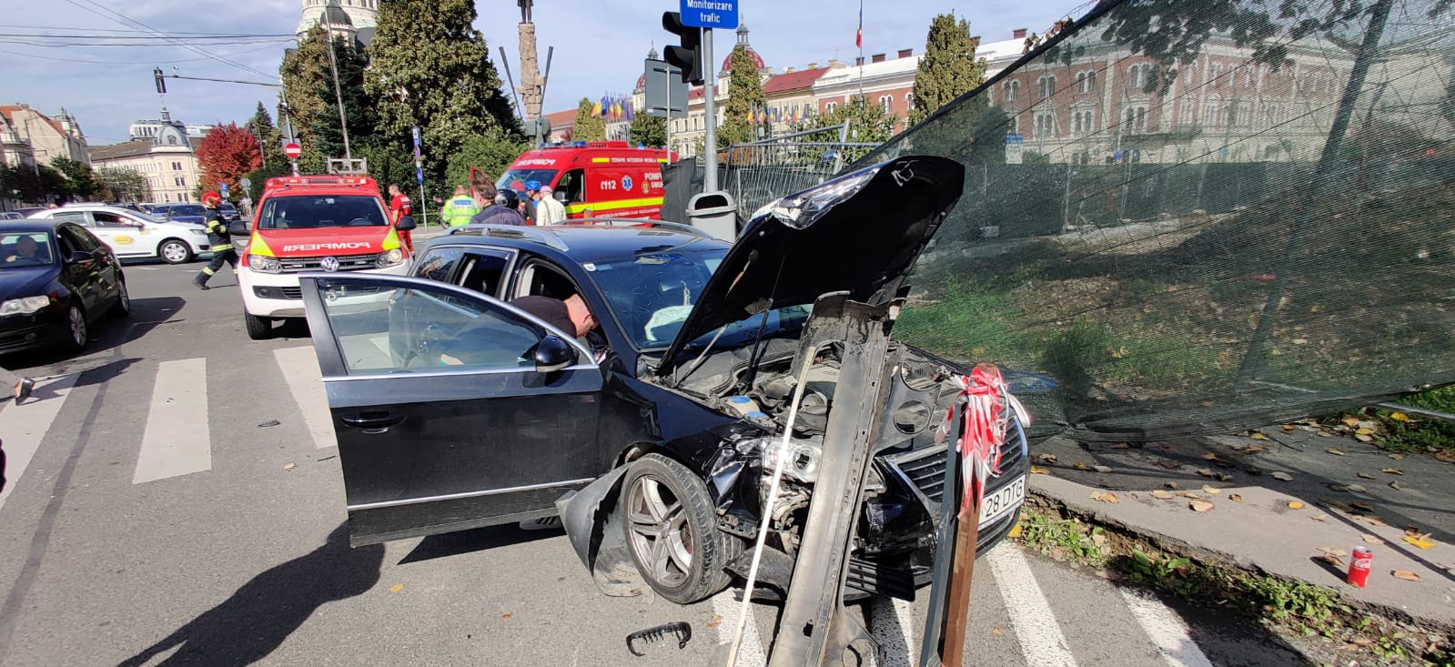 Un accident rutier a avut loc, sâmbătă, 1 octombrie, în față la Teatrul Național din Cluj-Napoca/ Foto: ISU Cluj