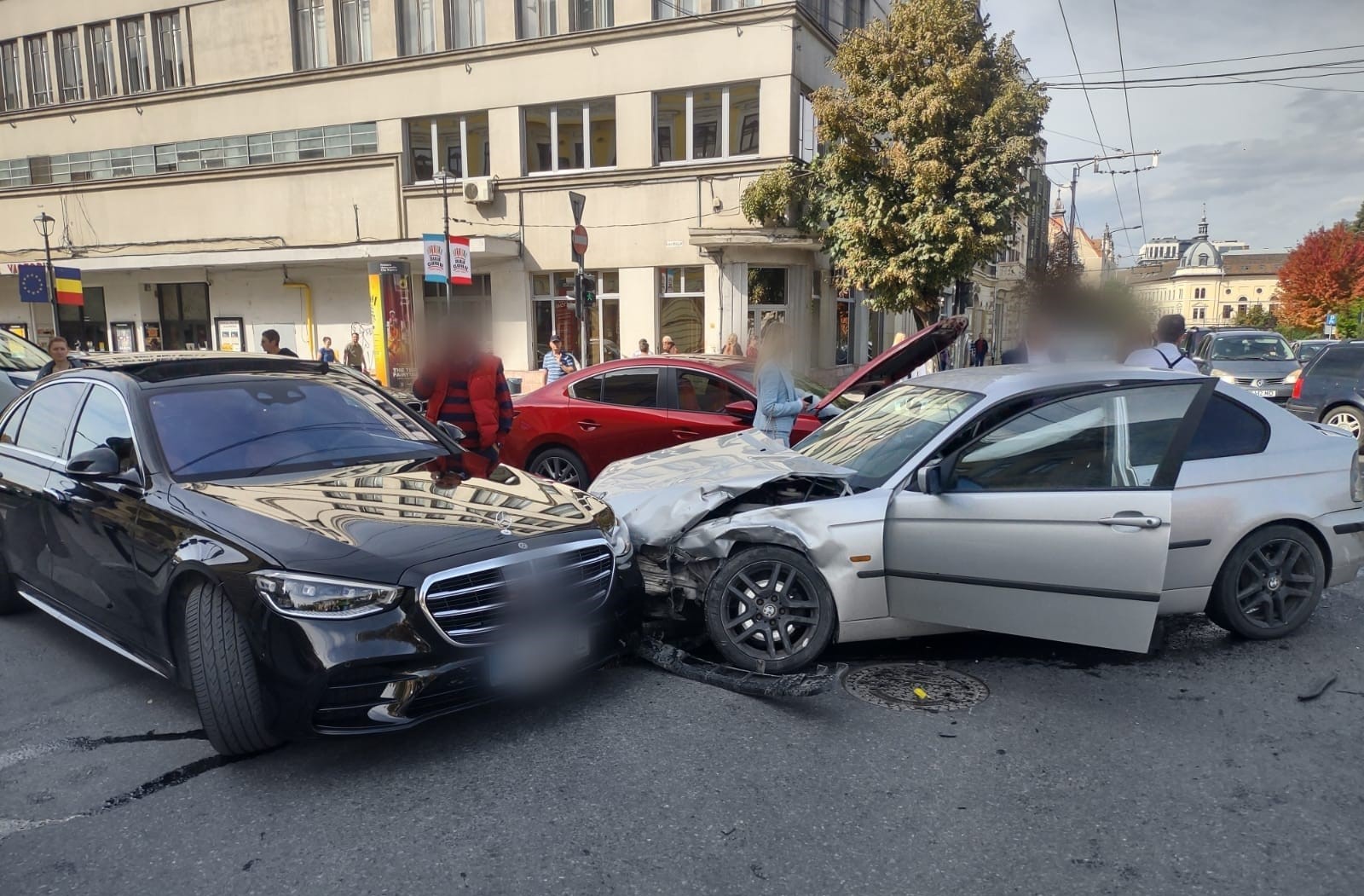 Un accident rutier a avut loc, sâmbătă după-masa, la intersecția dintre Piața Avram Iancu și Bulevardul Eroilor din municipiul Cluj-Napoca/ Foto: IPJ Cluj