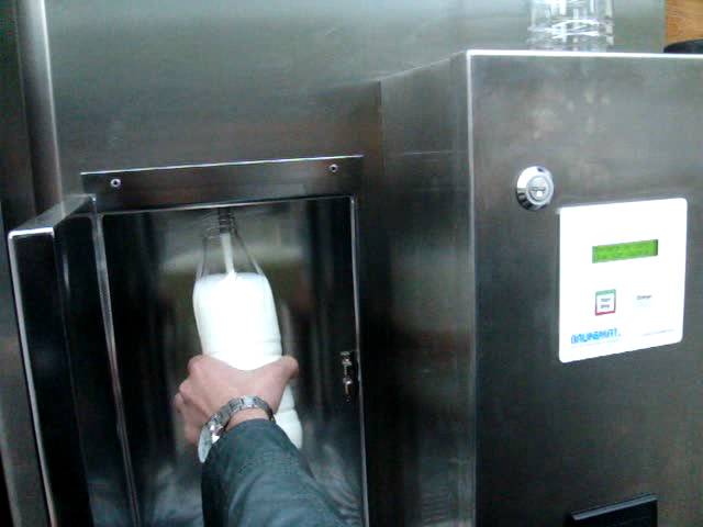 Patru copii au furat sute de lei din aparatele de distribuire a laptelui, în Gherla. FOTO: Captură ecran Youtube/ joianaromania