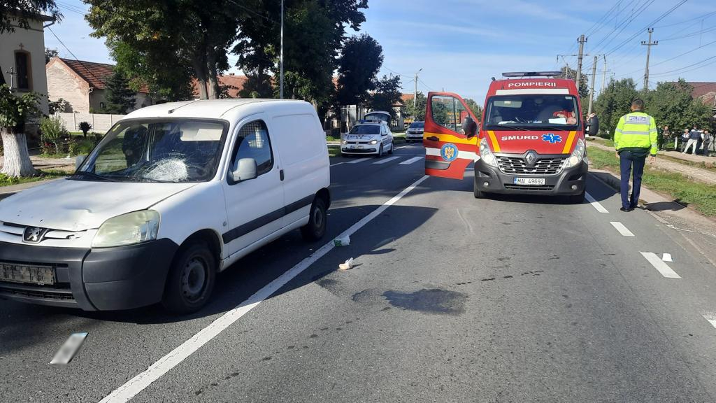 O femeie în vârstă de 83 de ani a fost accidentată grav de un autoturism, joi, în timp ce traversa strada regulamentar, pe trecerea de pietoni, în localitatea Mândruloc/ Foto: aradon.ro