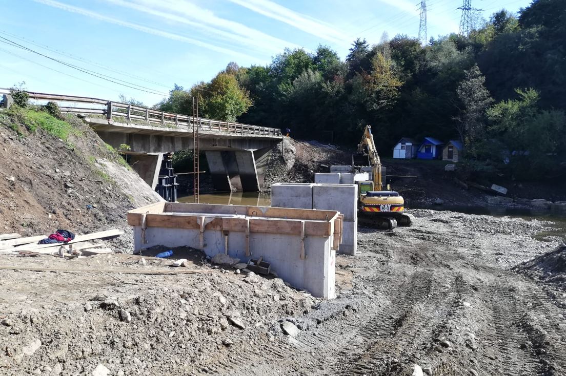 Au început lucrările de construire a unui pod provizoriu în Someșul Rece / Foto: Consiliul Județean Cluj