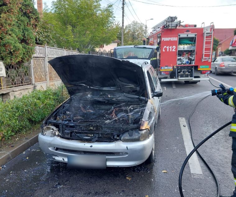 O mașină a luat FOC în timp ce mergea pe strada Câmpului din Cluj-Napoca / Foto: ISU Cluj
