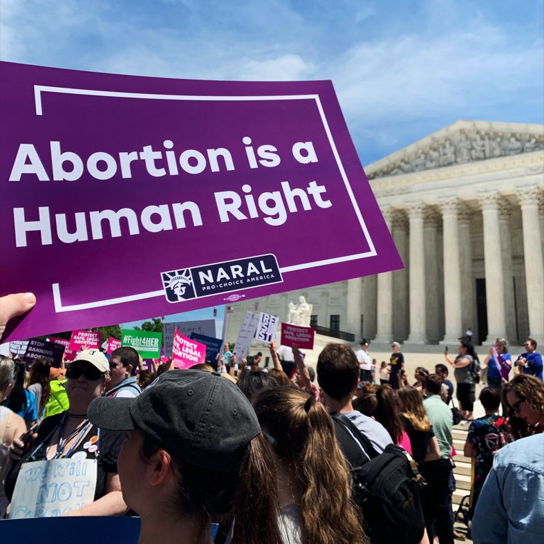 Mii de femei protestează în SUA pentru dreptul la avort și fac apel la un „tsunami feminist” / Foto: Twitter