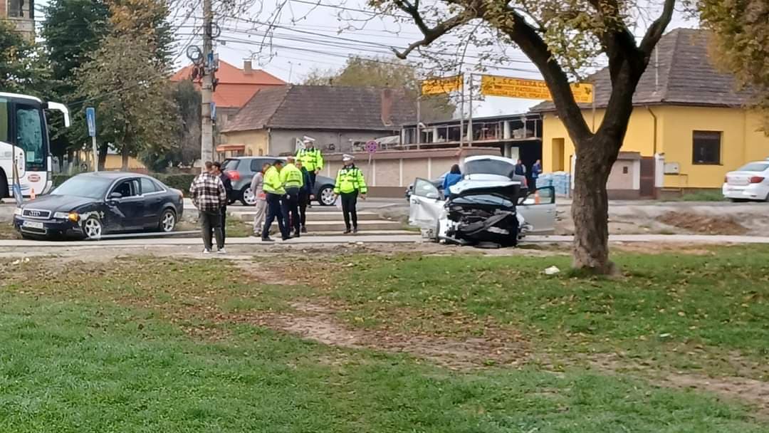 Două mașini au fost implicate, marți, într-un accident produs în zona cartierului Micro 1 din municipiul Turda/ Foto: I LOVE TURDA/ Facebook