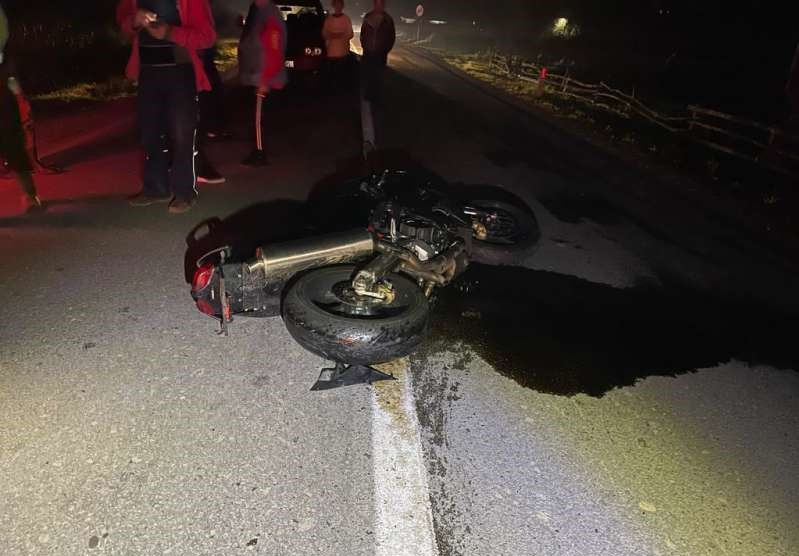 Un minor în vârstă de 17 ani, a murit marți seară după ce a intrat cu motocicleta în două mașini care veneau din sensul opus/ Foto: IPJ Bistrița-Năsăud