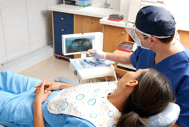 Un medic stomatolog câștigă, în medie, între 2.000 și 3.000 de euro net pe lună. Cluj se află printre județele cu cele mai multe anunțuri de angajare/Foto: pixabay.com