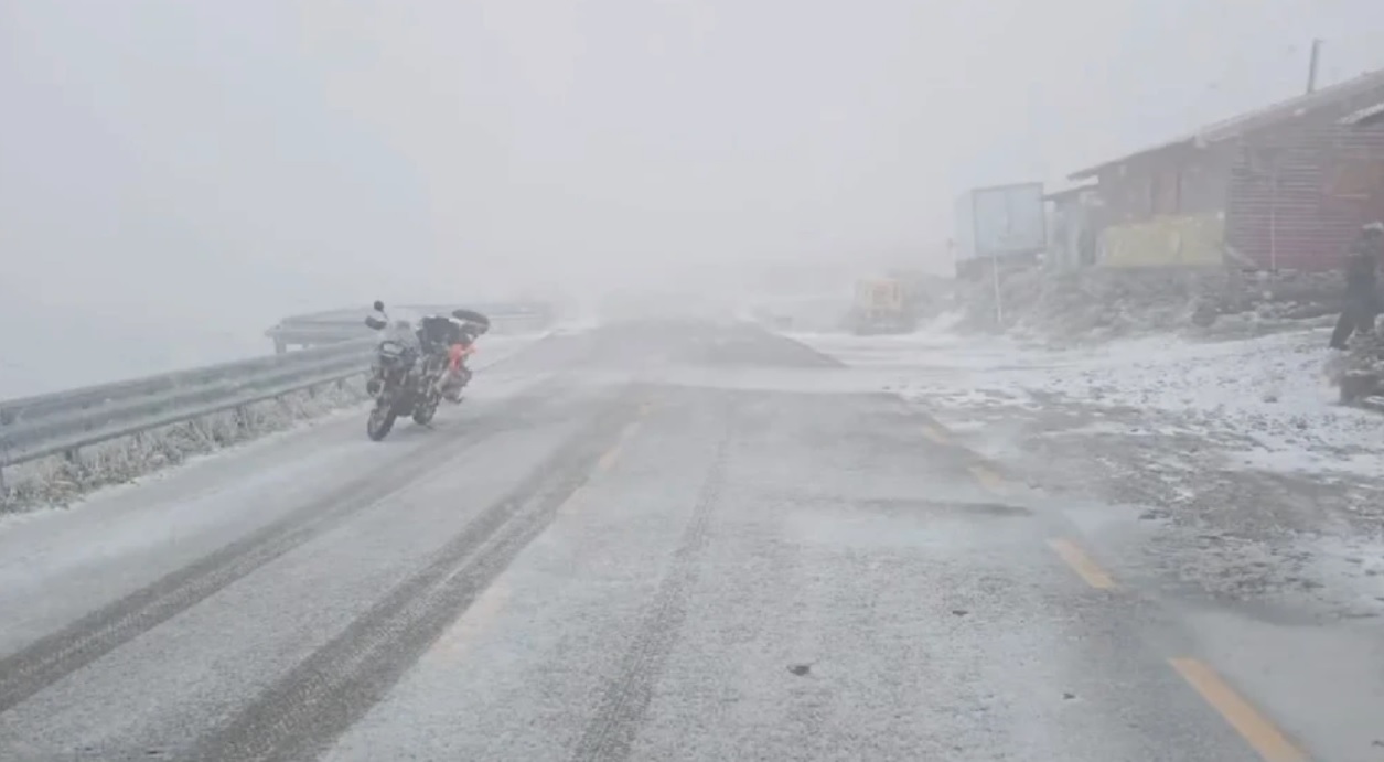Motociclist „înghețat” pe Transalpina. A pornit la drum cu haine de vară și a intrat în hipotermie. FOTO: DRDP