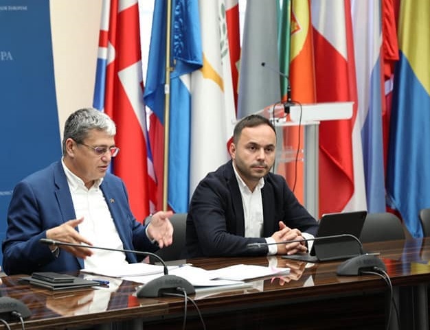 De la stânga la dreapta: Ministrul Proiectelor Europene Marcel Boloș și Ovidiu Cîmpean, secretar de stat