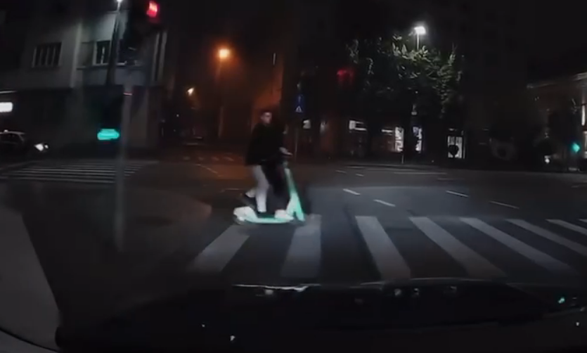 Un șofer a fost la un pas de a provoca o tragedie, după ce doi tineri pe trotineta electrică i-au apărut în fața mașinii/ Foto: captură ecran video Info Trafic Cluj-Napoca/Facebook