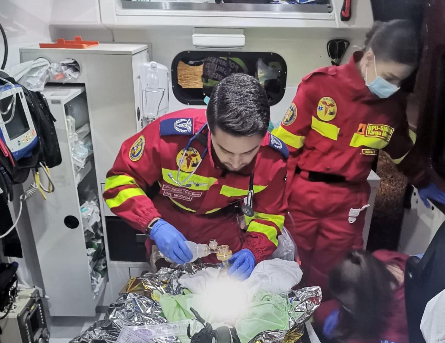 Trei echipaje ale SMURD Târgu Mureş, formate din pompieri-paramedici, medici, asistenţi şi voluntari, au reuşit să salveze viaţa unei mame şi a doi gemeni care au intrat în stop cardio-respirator imediat după ce au fost născuţi într-o ambulanţă/ Foto: Departamentul pentru Situații de Urgență/Facebook