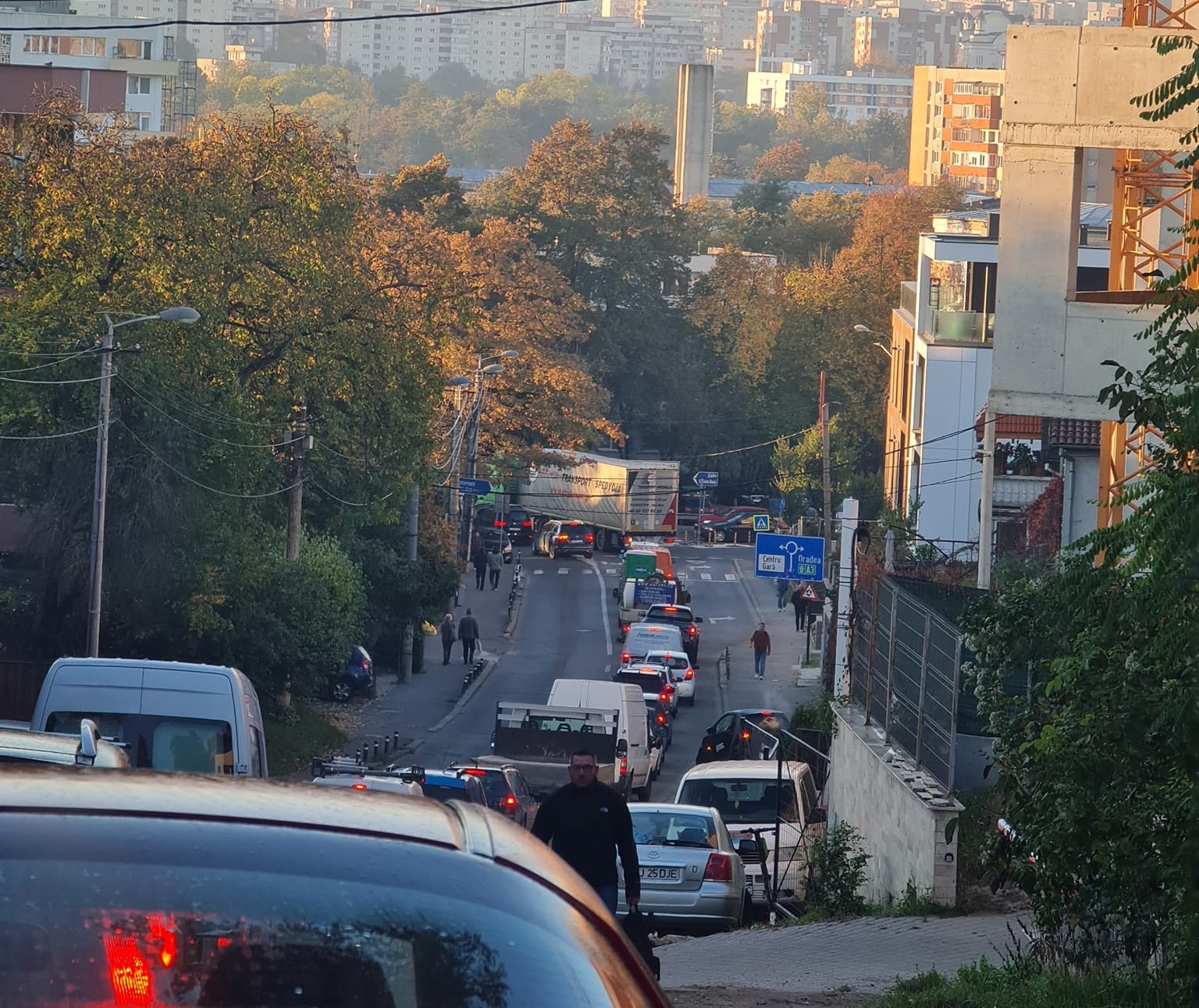 Traficul de pe Tăietura Turcului a fost paralizat, luni dimineață, după ce un TIR  a rămas blocat în sens/ Foto: Info Trafic Cluj-Napoca