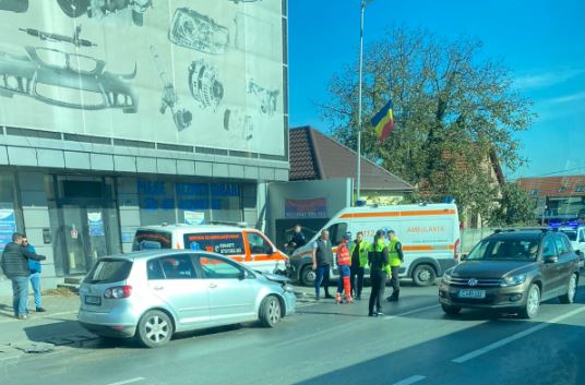 Accident între o mașină și o ambulanță, pe strada Avram Iancu din Florești / Foto: Info Trafic jud. Cluj - Facebook