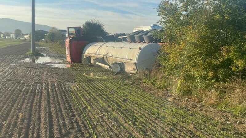 O cisternă încărcată cu vin s-a răsturnat după ce s-a lovit de un tractor, în Suceava / Foto: ISU Suceava