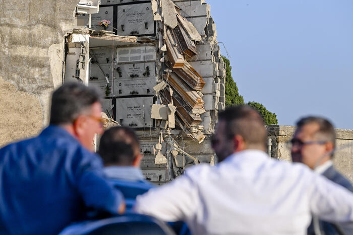 Mai multe sicrie, suspendate în gol după ce o clădire s-a prăbușit parțial în Napoli / Foto: ansa.it