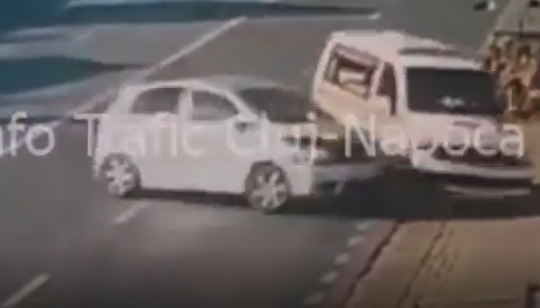 Accident între o mașină și o ambulanță, pe strada Avram Iancu din Florești/ Foto: captură ecran video Info Trafic Cluj-Napoca