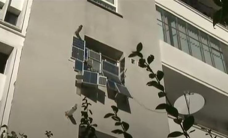 Un clujean și-a montat panori solare la geamul apartamentului / Foto: digi24.ro