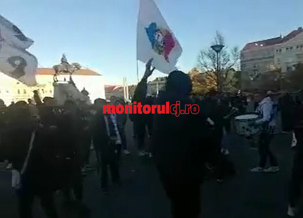 Suporterii „U” Cluj au ieșit cu steaguri și tobe în Piața Unirii, înaintea meciului cu CFR Cluj / Foto: monitorulcj.ro