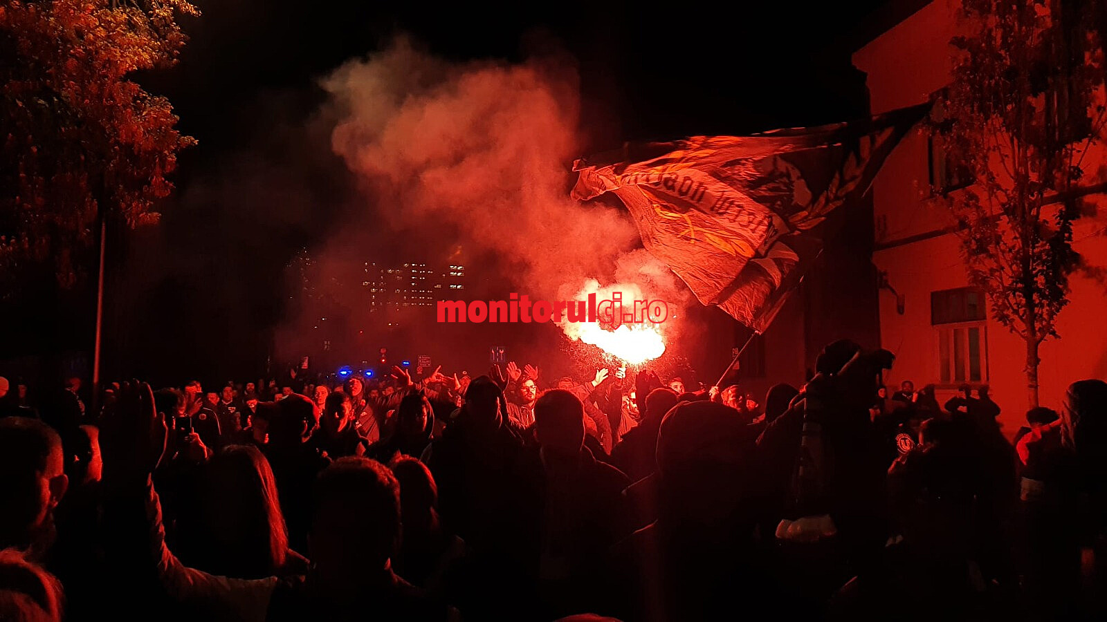 Șepciile roșii” au pornit într-un marș incendiar, și la propriu și la figurat spre meci/ FOTO: monitorulcj.ro