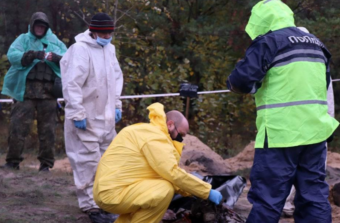 Aproape 150 de cadavre au fost descoperite într-o groapă comună din orașul Liman, regiunea Donețk/ Foto: Feher_Junior/Twitter