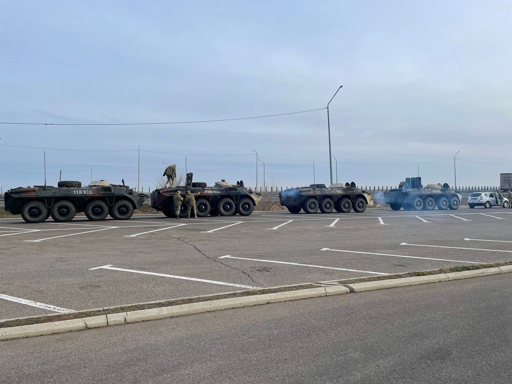 Un convoi de blindate militare franceze intră astăzi în țară, prin Vama Nădlac. FOTO: Facebook/ Ministerul Apărării Naționale