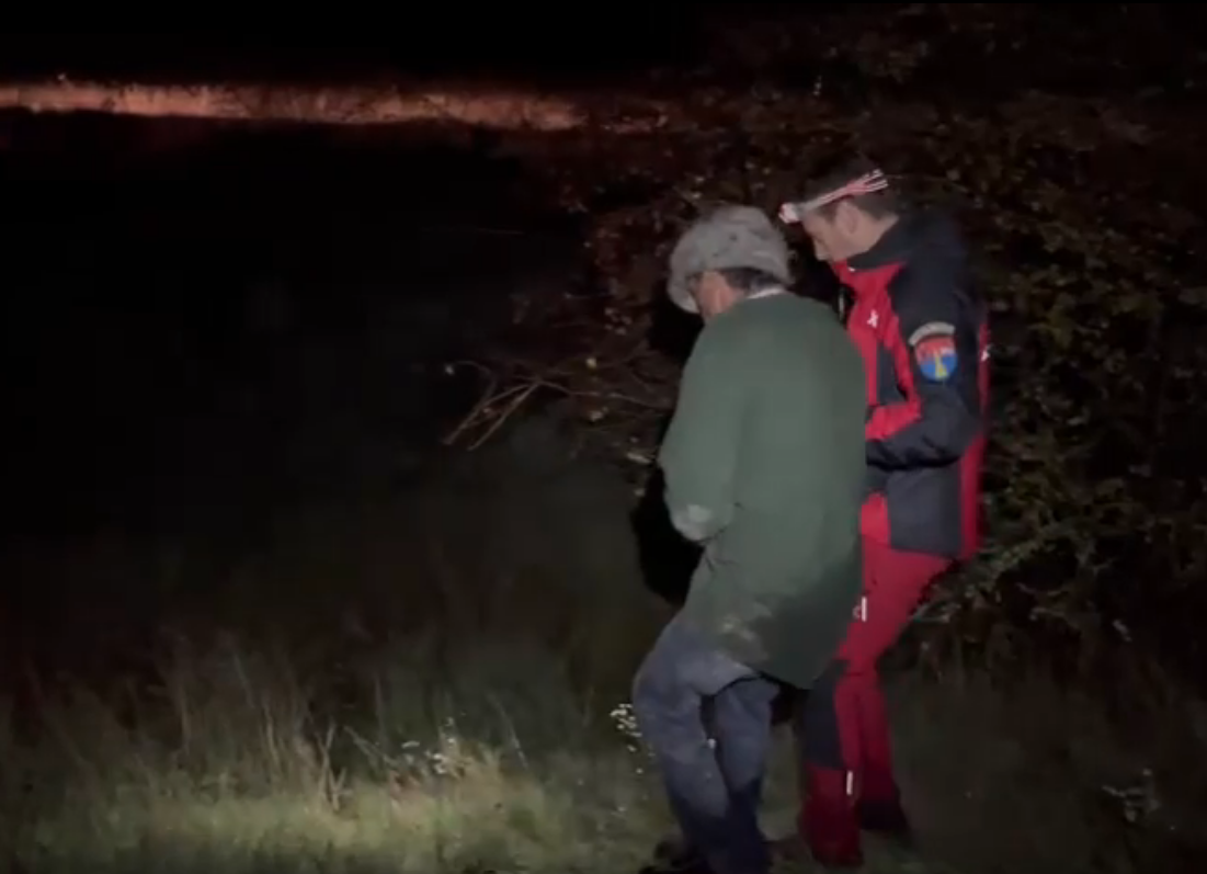 Doi bărbaţi care trebuiau să ajungă la o stână, aflată în zona împădurită dintre judeţele Maramureş şi Satu Mare/ Foto: captură ecran video Salvamont Maramures/Facebook