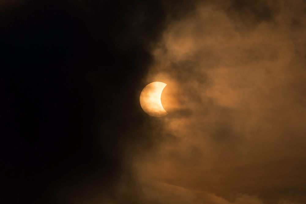 O eclipsă parțială de Soare va avea loc marți, 25 octombrie, și va fi vizibilă din România / Foto: depositphotos.com