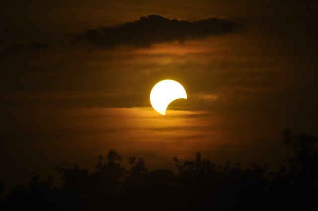 O eclipsă parţială de Soare va avea loc marţi, 25 octombrie, în jurul prânzului, şi va fi vizibilă inclusiv în Cluj-Napoca/ Foto: pixabay.com