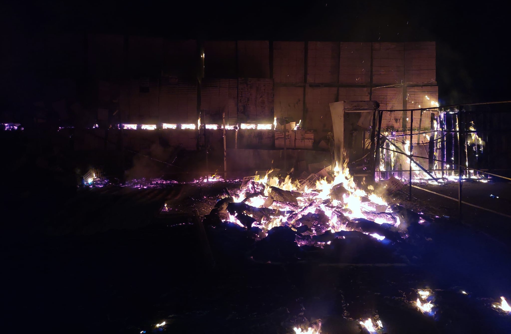 Un incendiu puternic a izbucnit în noaptea de luni spre marți, într-o gospodărie din Luna de Sus, Florești/ FOTO: ISU Cluj