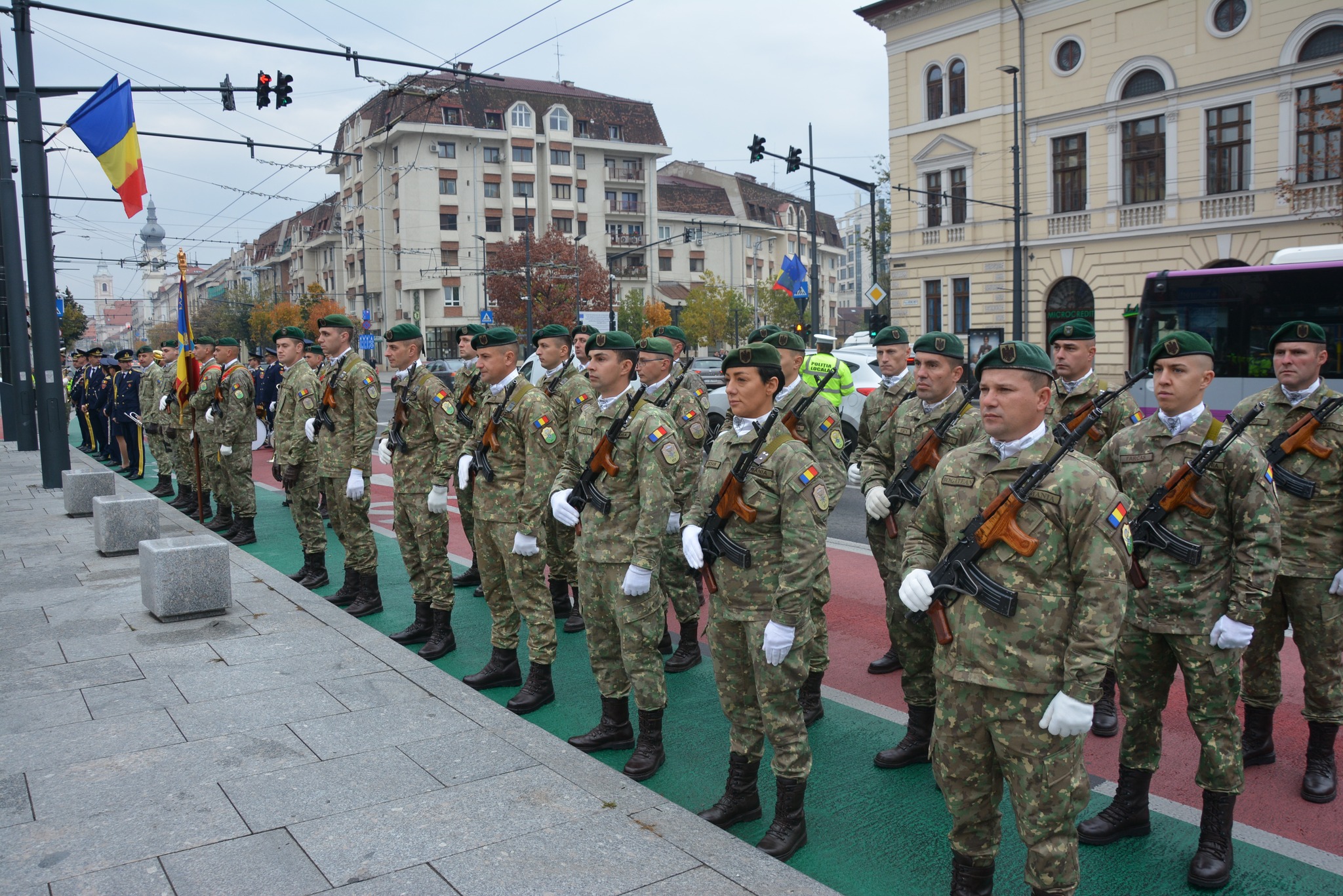 O ceremonie militară și religioasă a avut loc, marți, în Piața Avram Iancu din Cluj-Napoca, marți, cu ocazia Zilei Armatei/ FOTO: Consiliul Judetean Cluj/Facebook