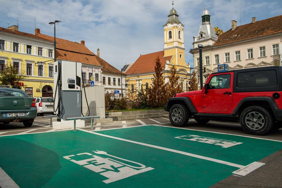 Statii de incarcare, in regim gratuit, pentru masinile electrice din Cluj-Napoca. Sursă foto Facebook Emil Boc